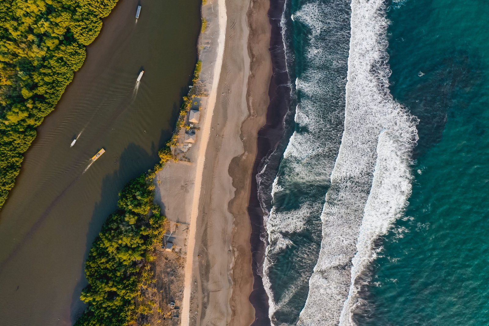 🚐 Shuttle: Antigua, Sacatepéquez → El Paredón, Escuintla (09:00 AM)