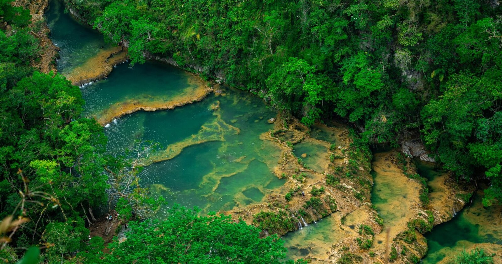 🌿 Tour: Semuc Champey – 3 Días / 2 Noches (23:00 PM)